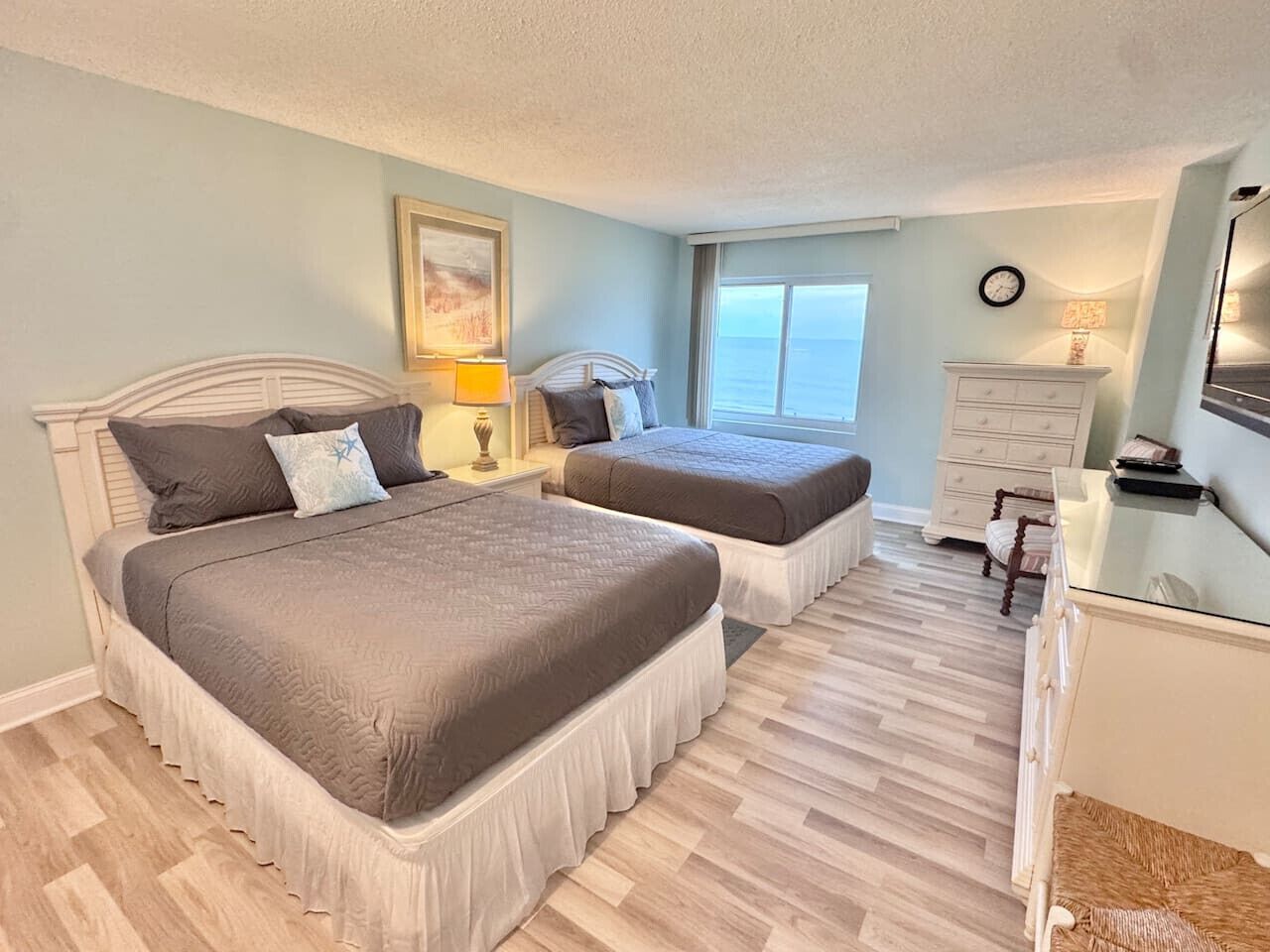 2 bedrooms, desk, WiFi (free), bed sheets
