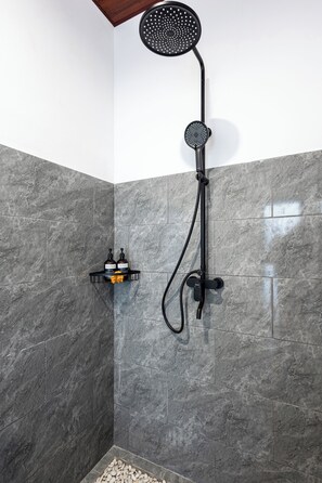 Dusche, Handtücher, Toilettenpapier