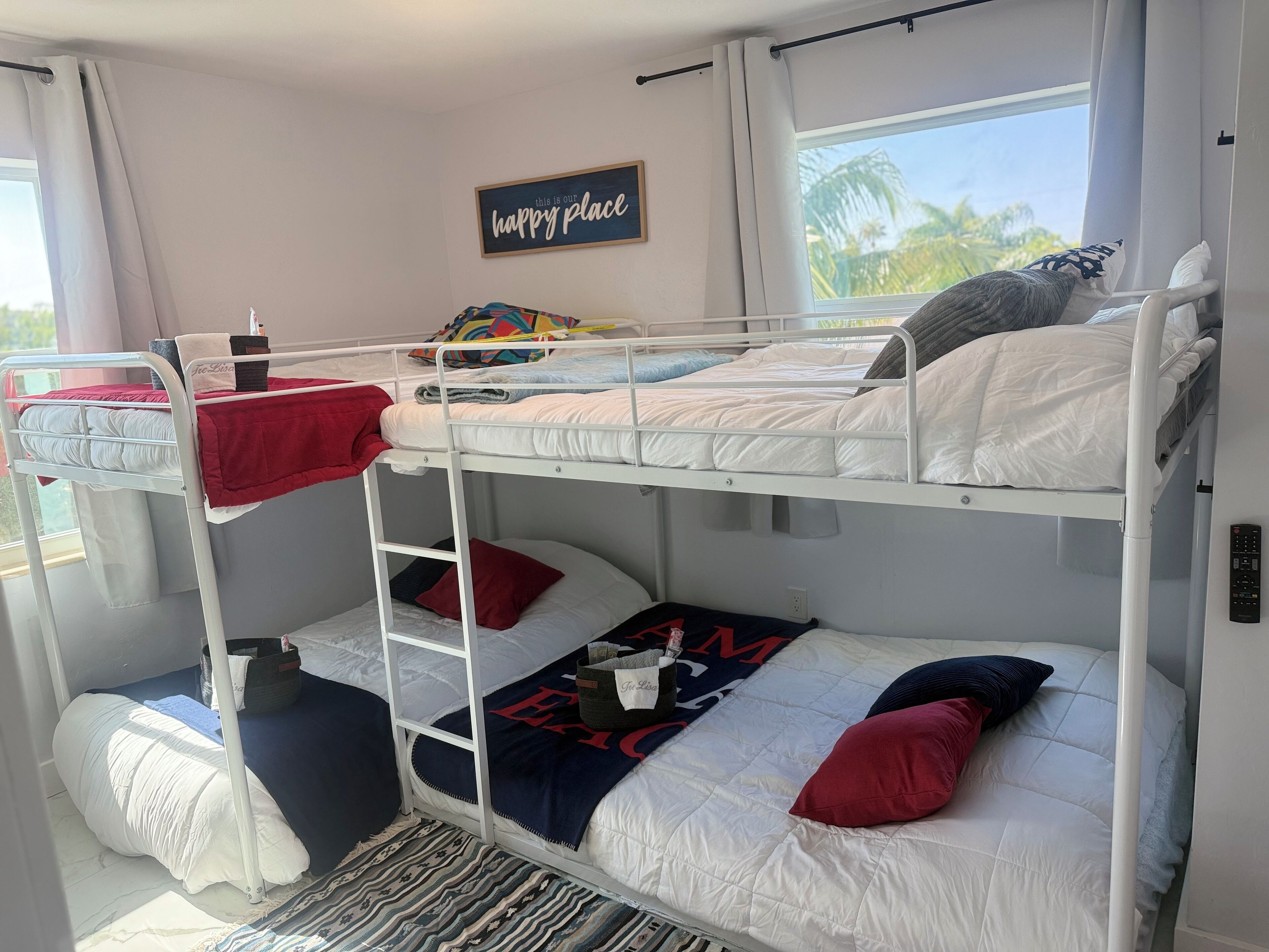 5 habitaciones, escritorio y tabla de planchar con plancha 