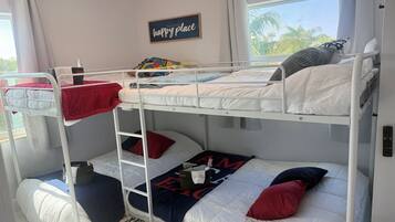 5 habitaciones, escritorio y tabla de planchar con plancha