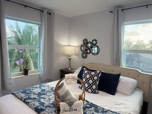 5 chambres, bureau, fer et planche à repasser, lit parapluie