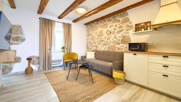 Apartment (One-Bedroom Apartment With Terrace An) | Living room | 32-inch flat-screen TV with cable channels