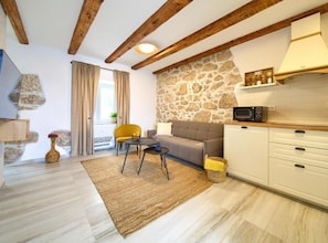 Appartement (One-Bedroom Apartment With Terrace An) | Salle de séjour | Télévision à écran plat de 32 pouces avec chaînes par câble