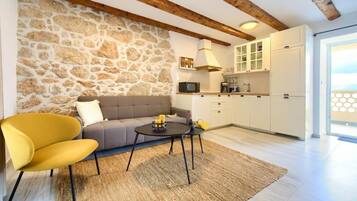 Apartamento (One-Bedroom Apartment With Terrace An) | Sala de estar | TV de tela plana 32 polegadas com canais a cabo