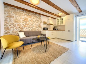 Lejlighed (One-Bedroom Apartment With Terrace An) | Stue | 32-tommers fladskærms-tv med kabelkanaler