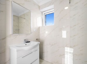 Maison (Holiday Home Eros) | Salle de bain | Douche, serviettes fournies