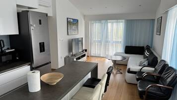 Huis (Holiday Home Eros) | Woonkamer | Een 32-inch flatscreentelevisie met satellietzenders