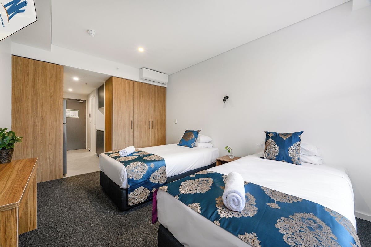 Chambre Triple, plusieurs lits | Surmatelas, articles gratuits dans le mini-bar