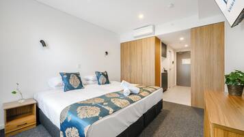 Grand Room, 1 King Bed