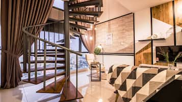Premium Double Room, City View | Living area