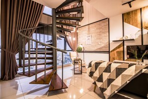 Premium Double Room, City View | Living area
