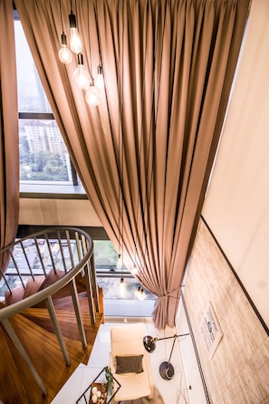 Premium Double Room, City View | Living area