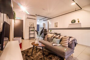 Familien-Doppelzimmer, 2 Queen-Betten, Stadtblick | Wohnbereich | Kamin