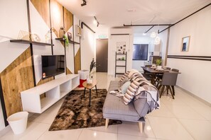 Premium Double Room, City View | Living room