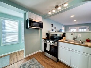 Een koelkast, een microgolfoven, een oven, een kookplaat