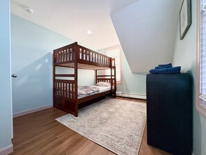 2 bedrooms, desk, iron/ironing board, WiFi