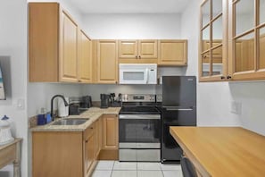 Fridge, microwave, oven, coffee/tea maker