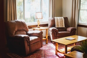 Smart-tv, een open haard en tafelvoetbal