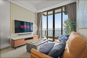 Appartement, 3 chambres, vue ville | Coin séjour | TV connectée de 65 pouces avec chaînes par câble, Netflix