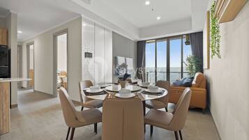 Lejlighed - 3 soveværelser - byudsigt | Spisning på værelset