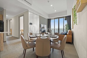 아파트, 침실 3개, 시내 전망 | 객실 내 식사 공간
