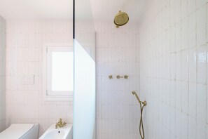 Dusche, umweltfreundliche Kosmetikartikel, Haartrockner, Bidet
