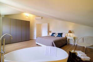 2 bedrooms, in-room safe, desk, iron/ironing board