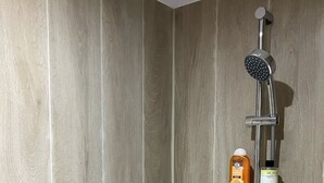 淋浴设施、毛巾、卫生纸