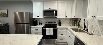 Newly renovated 3B/2Bath house in historic League City, walkable to shops & Food