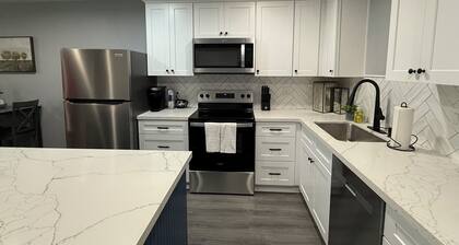 Newly renovated 3B/2Bath house in historic League City, walkable to shops & Food