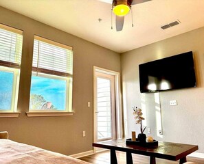 1 bedroom, iron/ironing board, free WiFi, bed sheets - Riverfront Getaway • JAX Airport Access (Jacksonville)