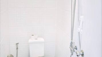 Dobbeltrom – basic, hageutsikt | Bad | Tøfler