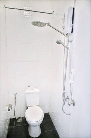 Dobbeltrom – basic, hageutsikt | Bad | Tøfler