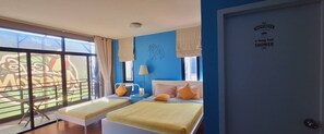 Chambre Triple, balcon, vue ville | Chambres insonorisées, Wi-Fi gratuit