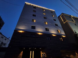 Un hotel de varios pisos con señalización iluminada que dice "Haven Hotel".