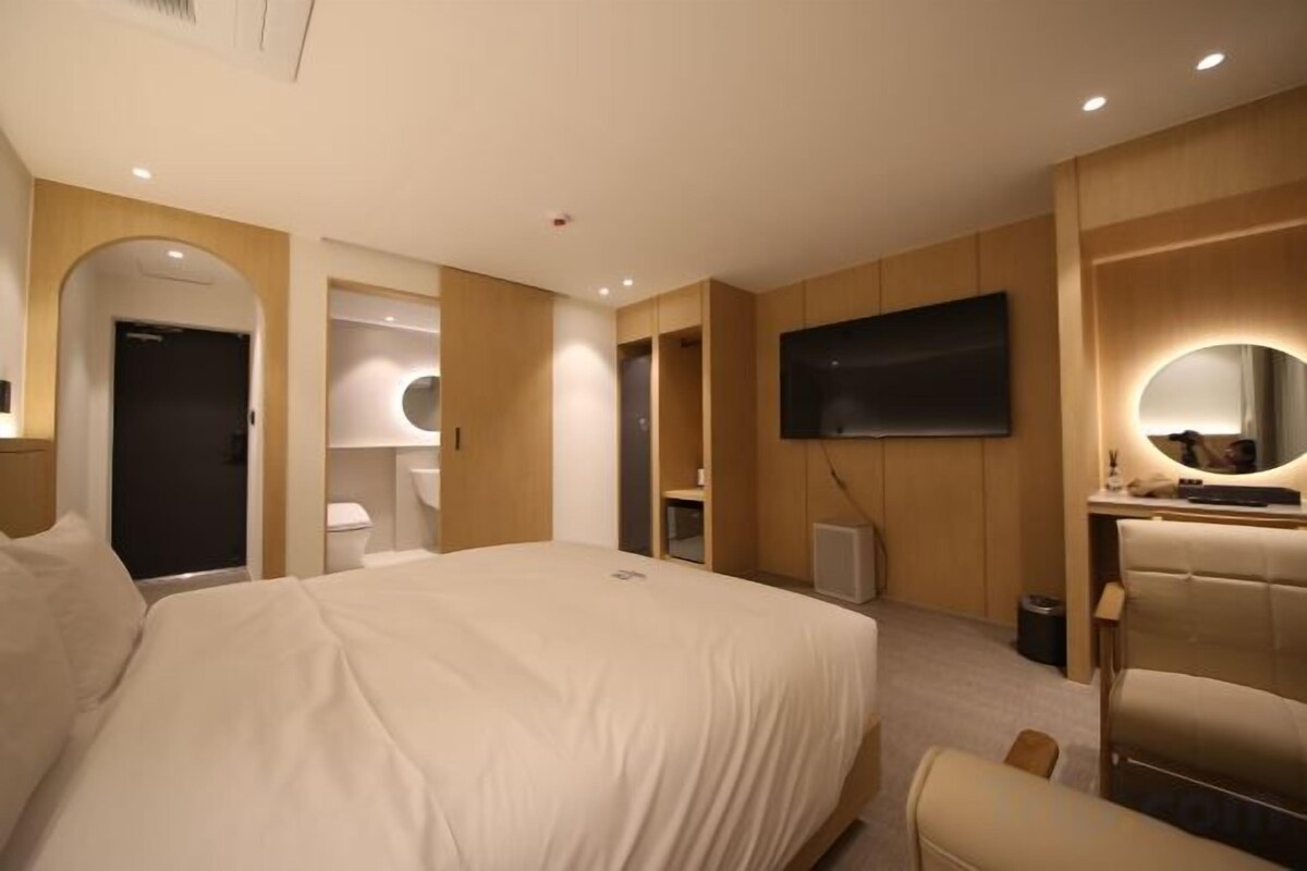 Premium bedding, WiFi (free), bed sheets