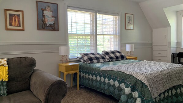 2 habitaciones, tabla de planchar con plancha, cuna de viaje y wifi 