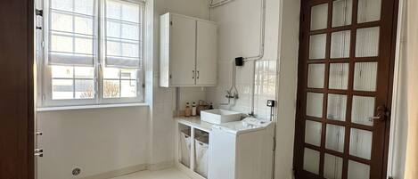 Sèche-cheveux, serviettes fournies, savon