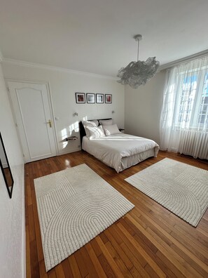 3 habitaciones, tabla de planchar con plancha, wifi y ropa de cama 