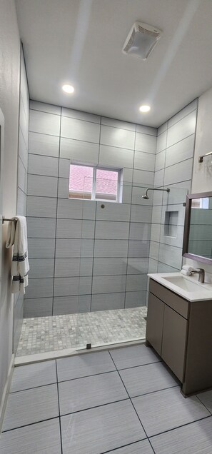 Shower, towels, soap, toilet paper - 3-bedroom house in charming Malakoff with WiFi, bring your boat. Park ramp 2min. (Malakoff)