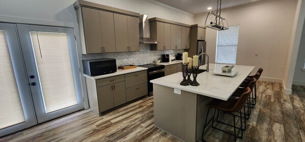 Private kitchen - 3-bedroom house in charming Malakoff with WiFi, bring your boat. Park ramp 2min. (Malakoff)