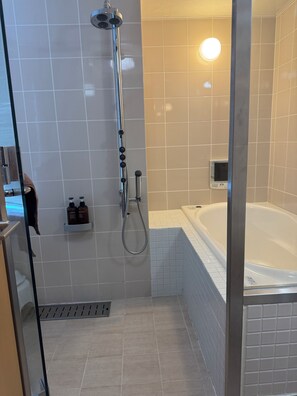 Een haardroger, handdoeken, zeep, toiletpapier