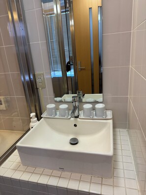 Haartrockner, Handtücher, Seife, Toilettenpapier