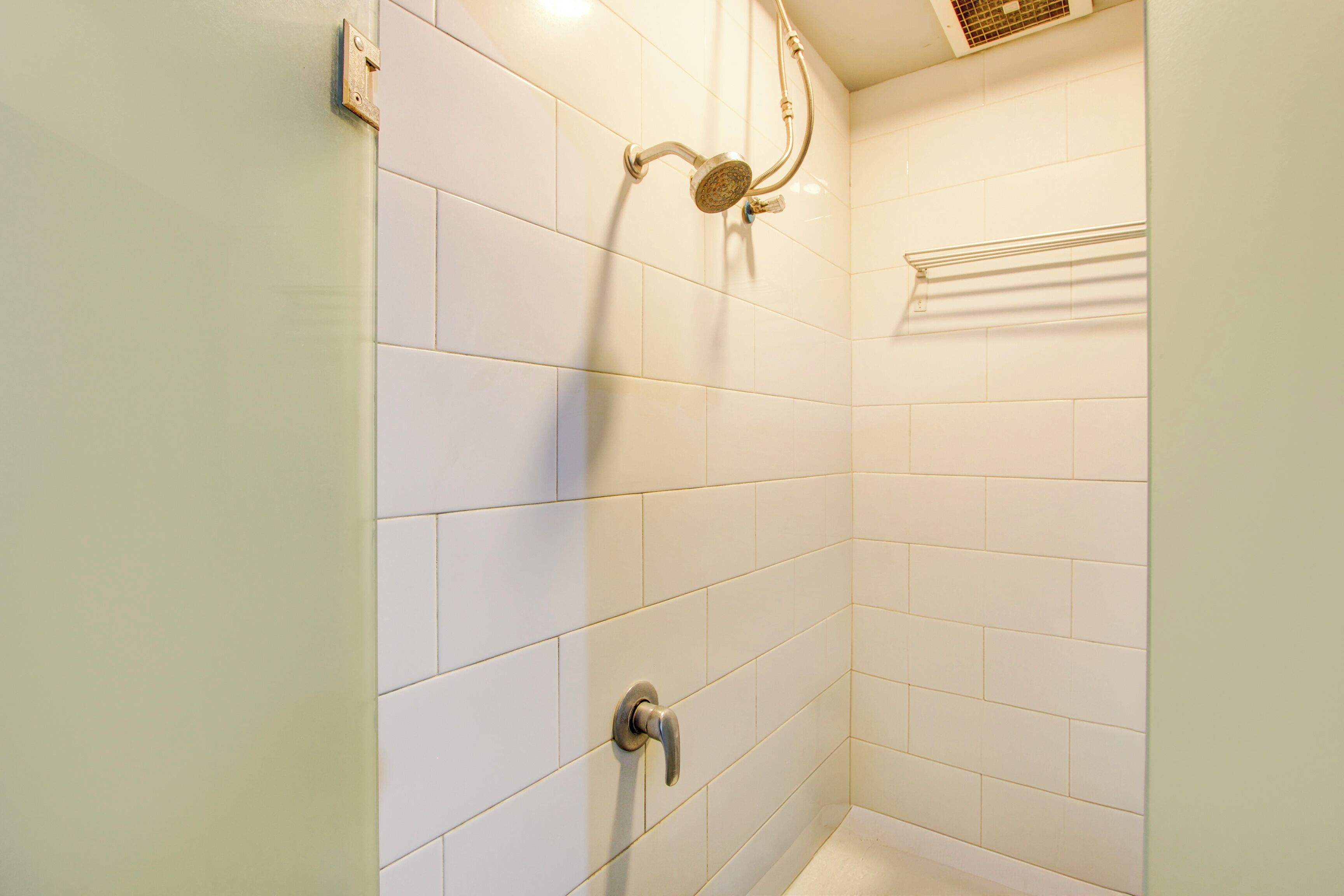 Deluxe tweepersoonskamer | Badkamer | Een douche, handdoeken, zeep, shampoo