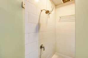 Deluxe Double Room | Bathroom | Shower, towels, soap, shampoo