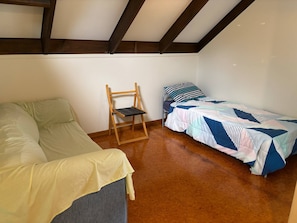 3 bedrooms, iron/ironing board, bed sheets