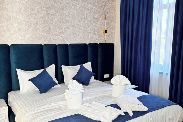 Premium bedding, minibar, in-room safe, desk