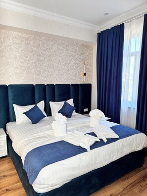 Quarto casal standard, vista para a cidade | Roupas de cama premium, frigobar, cofres nos quartos, escrivaninha