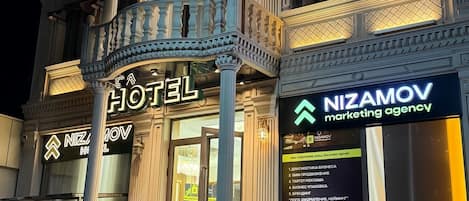 Vista frontal de la propiedad