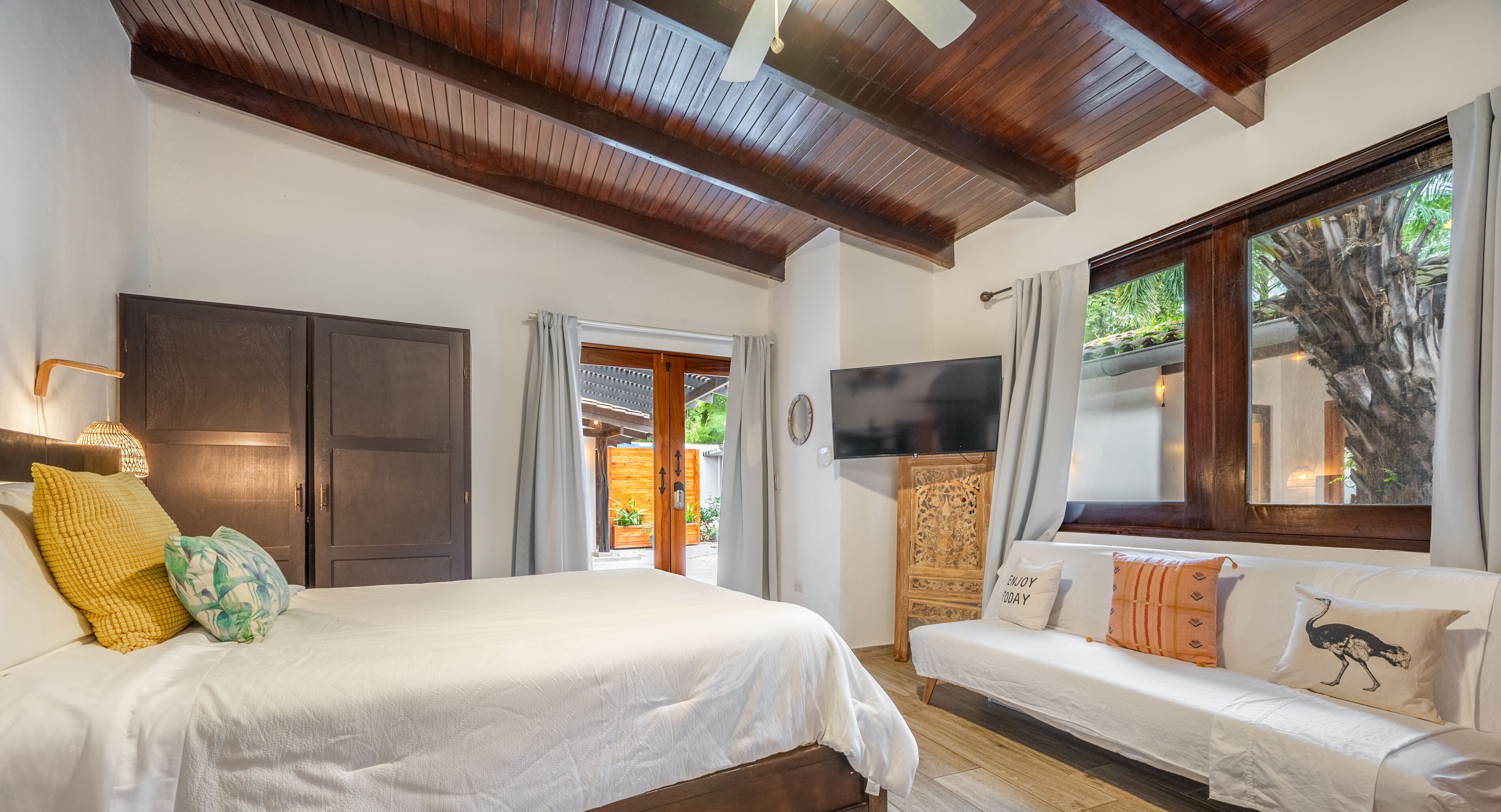 5 quartos, ferros/tábuas de passar roupa, Wi-Fi, roupa de cama